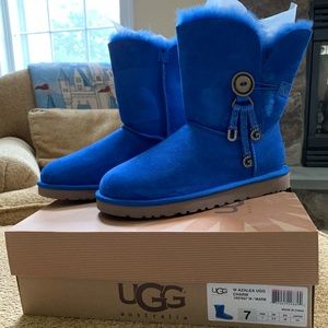 W Size 7 /UGG Azalea UGG Charm Boots / Marine Blue